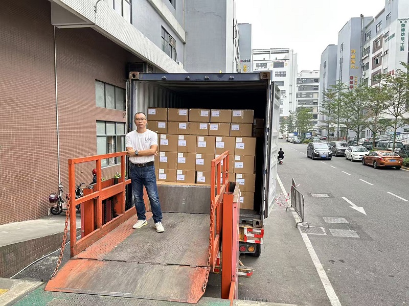 Vie yksi kontti ro-osia Vietnamiin.