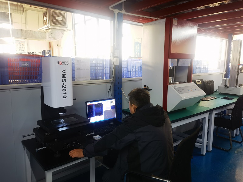 Tarkoilla mittaus- ja ohjausohjelmistojärjestelmillä varustetut optiset kuvanmittauskoneet mahdollistavat tarkempien mittojen valmistamisen.