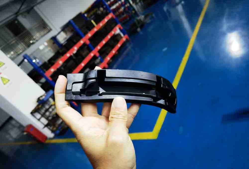 Tarkkuusvaletut luonnonkumista peittävät korkit autojen lamppujen ruiskumaalaukseen